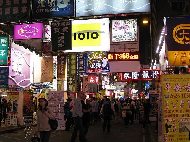 香港旺角錦邦大廈深度實錄：按門鈴選人流程、佳麗陣容、港幣消費與老司機避坑心法
