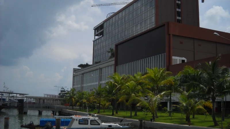印尼巴淡島港灣區濱海夜景與渡輪碼頭周邊商業街實拍 - Indonesia Batam Harbour Bay Ferry Terminal Bayfront