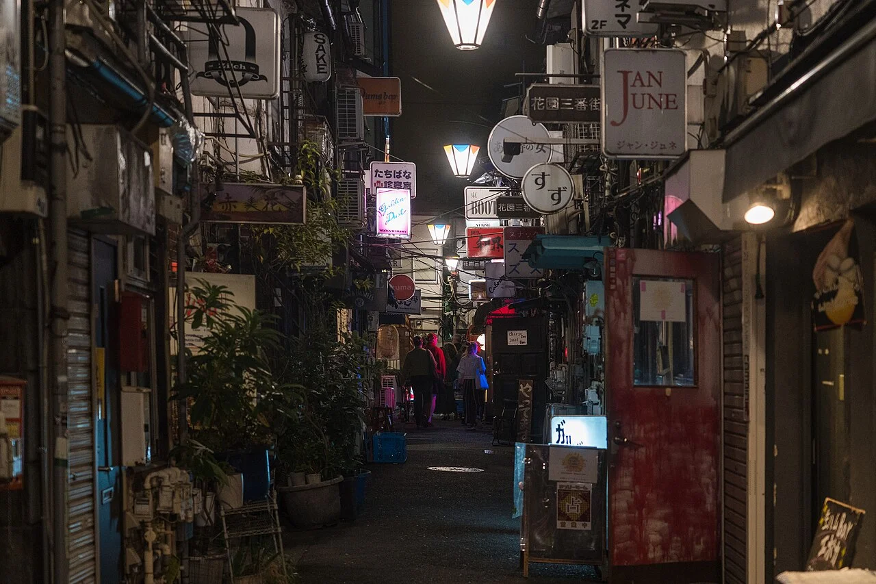 東京新宿黃金街（Golden Gai）懷舊微型酒吧深度探店：座席費（Cover Charge）、外國人友善名店與暗號