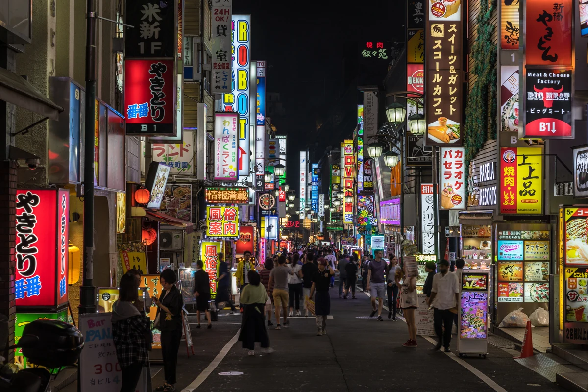 日本紅燈區安全與合規指南2026:風營法、客引き、年齡限制與消費防坑 - 日本東京夜生活繁華街實景