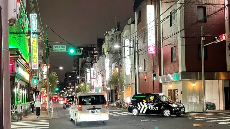 東京吉原交番前深夜路口實景 - 吉原泡泡浴街區計程車與 Uber 接駁動線實拍