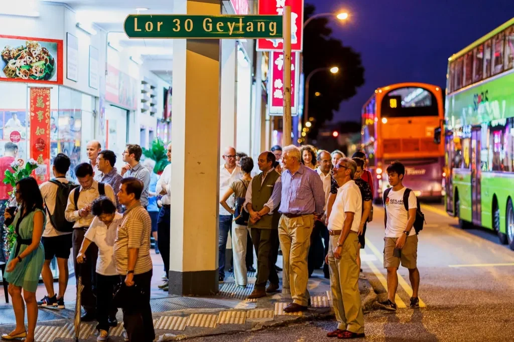 新加坡芽籠 30 巷路牌與周邊特色騎樓街景 - Singapore Geylang Lorong 30 Street Sign