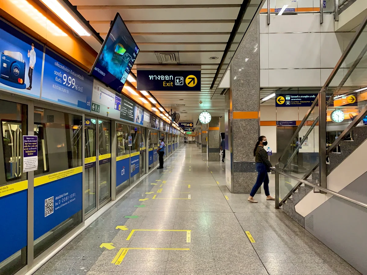 曼谷拉差達泰國浴捷運交通實拍 - MRT 輝煌站(Huai Khwang Station)1號出口與拉差達大道實景