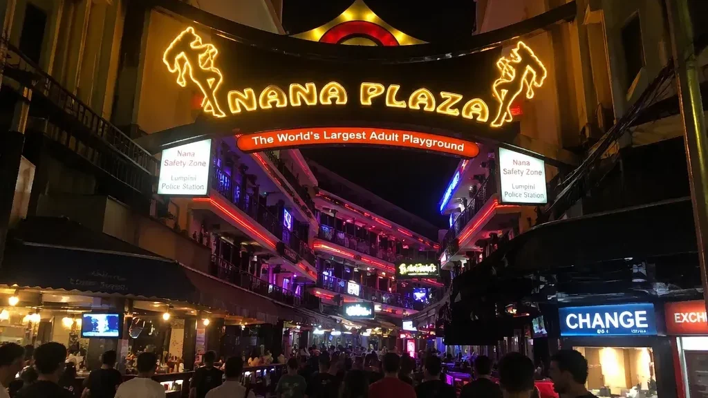 曼谷 Nana Plaza 與 Soi Cowboy 怎麼選?兩大紅燈區氛圍、玩法、Bar Fine與消費明細橫向對比2026 - 曼谷素坤逸 Nana Plaza 經典霓虹拱門夜景實拍