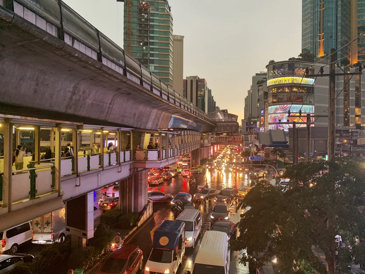 曼谷日式水療與精油按摩完全指南:Sukhumvit 24/26/33巷名店、Nuru滑體與2026泰銖價目實測 - 曼谷素坤逸 BTS 空鐵阿索克與蓬朋商圈交通動線實景實拍