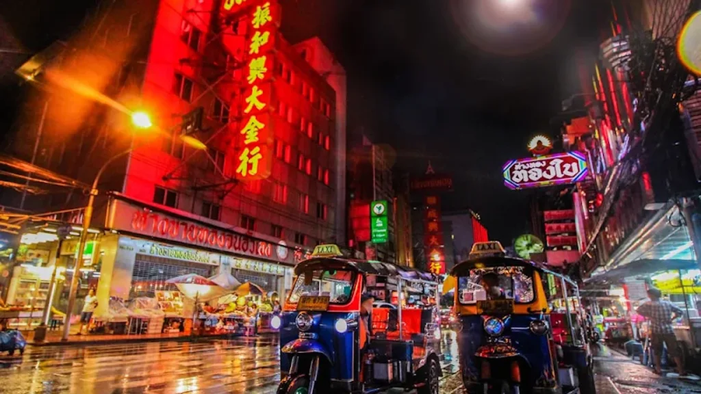 曼谷唐人街（耀華力路）夜生活實戰手冊：米其林夜市排檔、天台酒吧與老街情調