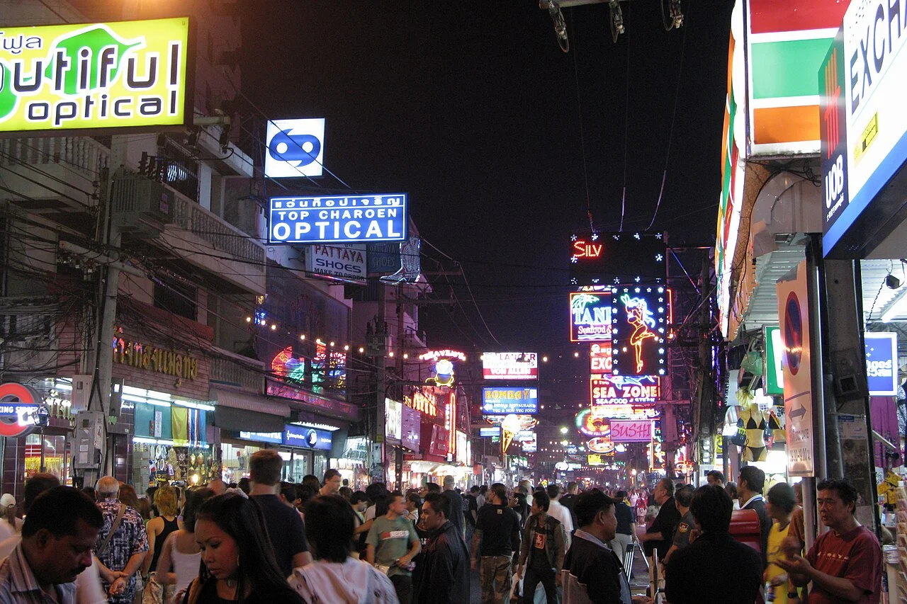 芭達雅步行街（Walking Street）Go-Go Bar 2026 最新名店紅黑榜與避坑全攻略
