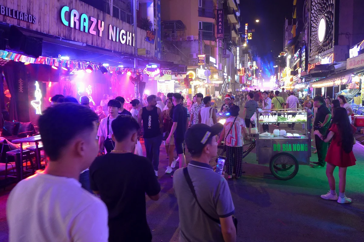 胡志明市第一郡范五老街夜生活交通街景 - Vietnam Hcmc District 1 Bui Vien Nightlife Transit Streetscape 實景實拍