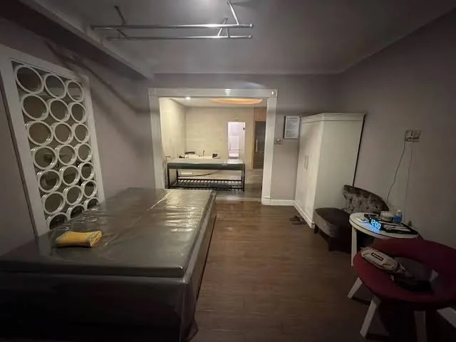 越南芽莊特色男士水療VIP私密包廂天花板抓桿與水滑推拿床實景